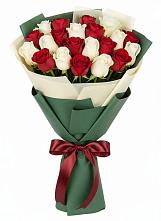 Букет Микс из красных и белых роз в Луговой