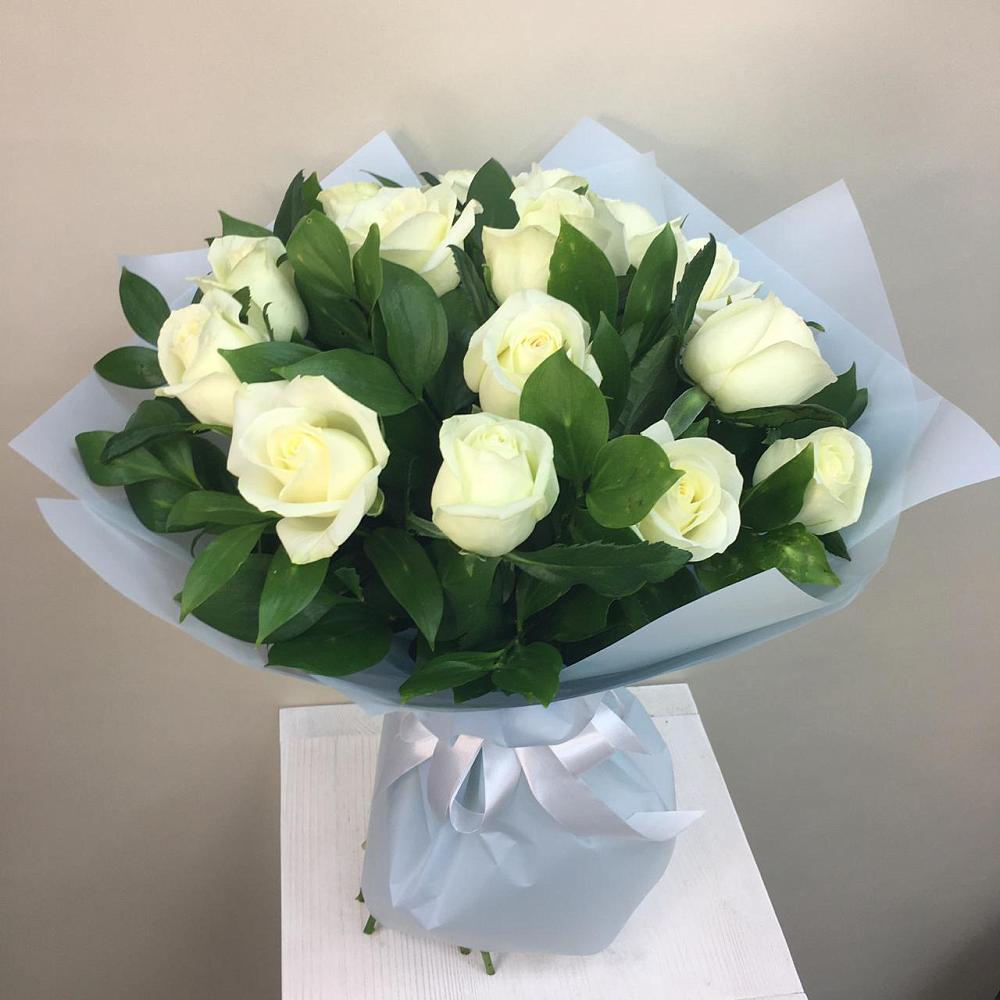 Букет 15 Белых роз Проуд в Луговой