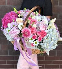 Композиция солнечный день в Луговой Цветочная композиция из Розы, Хризантемы, Пионы и Лизиантусы в корзине в Луговой
