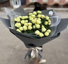 Букет Белые кустовые розы Солинеро в Луговой