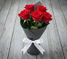 Букет 5 Красных роз Эдлесс Лав в Луговой