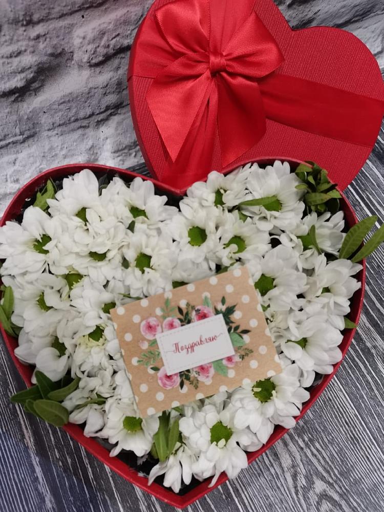 Цветочная композиция из Хризантемы в виде сердца в Луговой