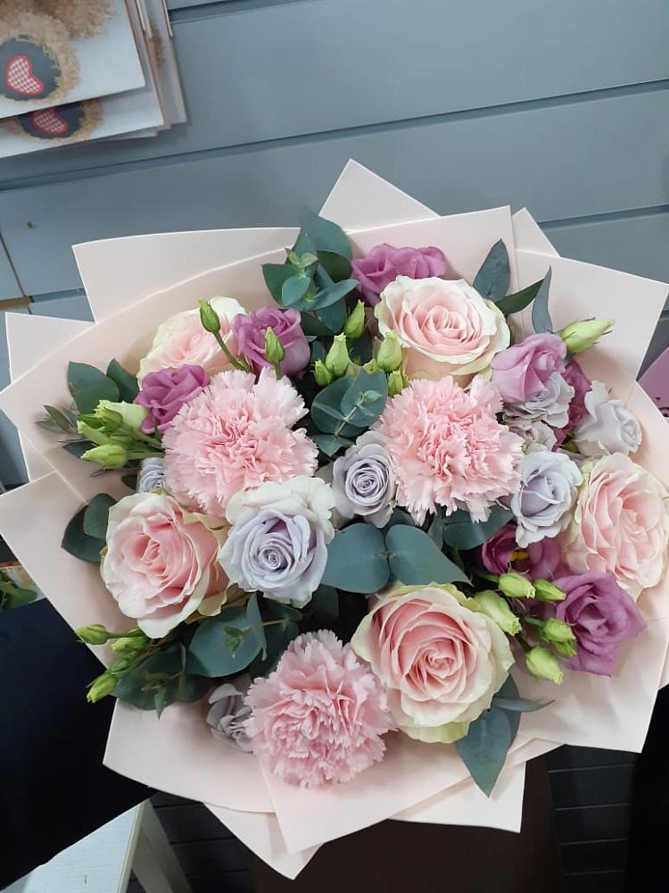 Букет цветов из: Розы, Гвоздики и Лизиантусы в Луговой