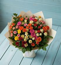 Букет Микс из разноцветных кустовых роз в Луговой